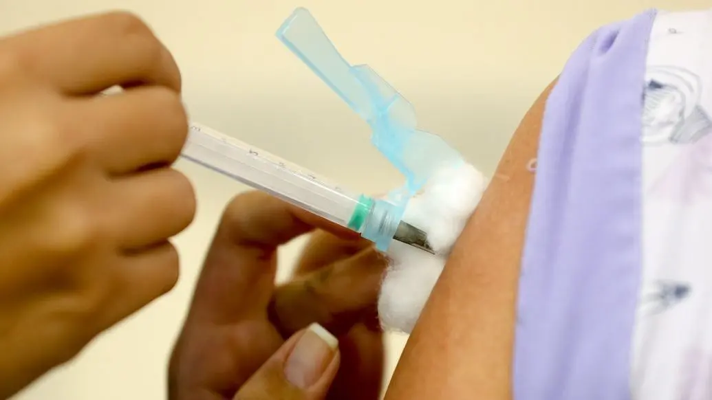 Pessoa sendo vacinada