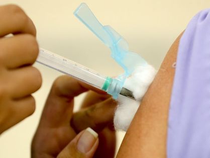 Pessoa sendo vacinada