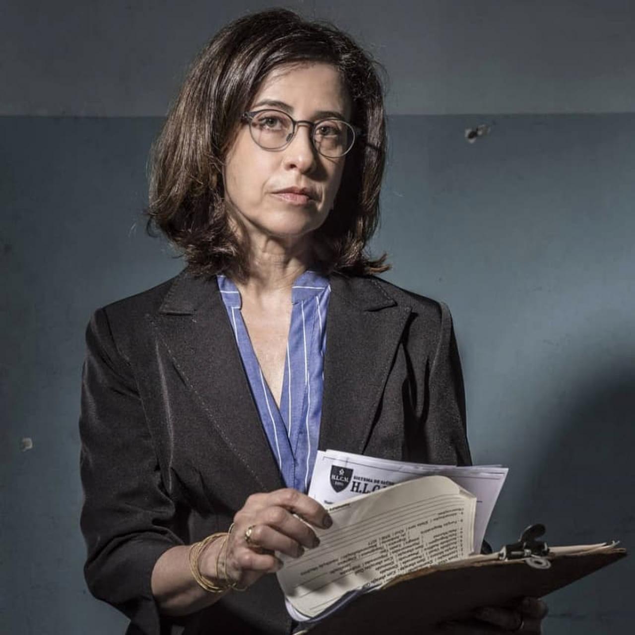 Fernanda Torres recebendo a primeira dose da vacina da astrazeneca