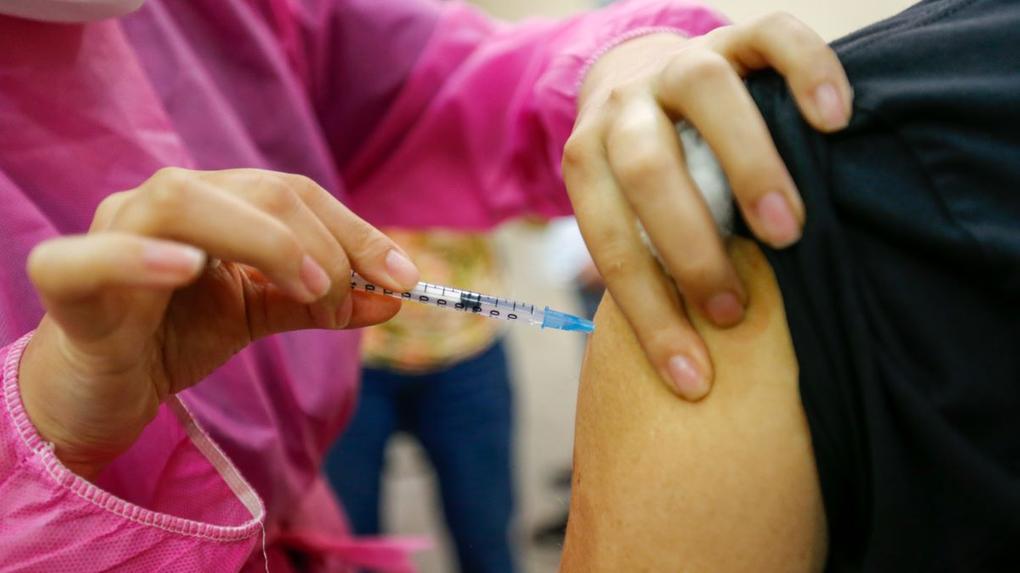 pessoa recebendo vacina contra a covid-19 em fortaleza