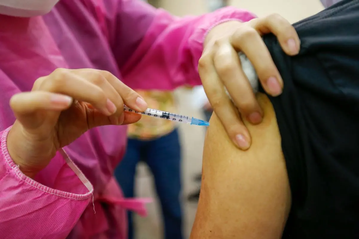 pessoa recebendo vacina contra a covid-19 em fortaleza