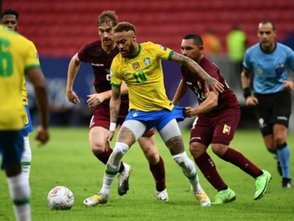 Atletas de Brasil e Venezuela disputam a bola