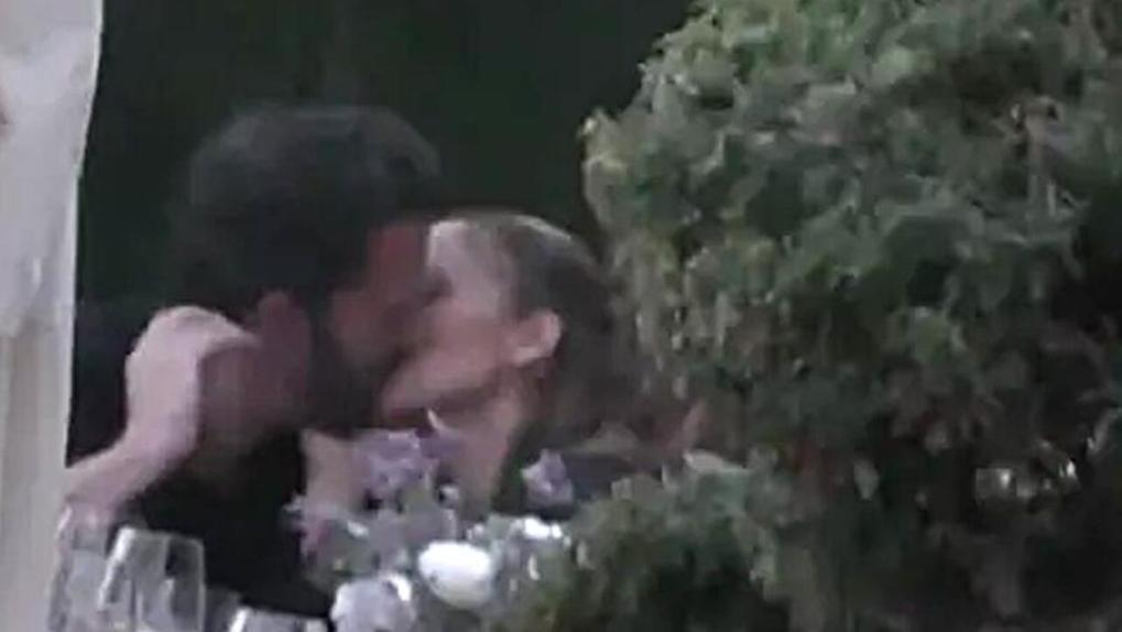 Jennifer Lopez e Ben Affleck foram flagrados trocando beijos