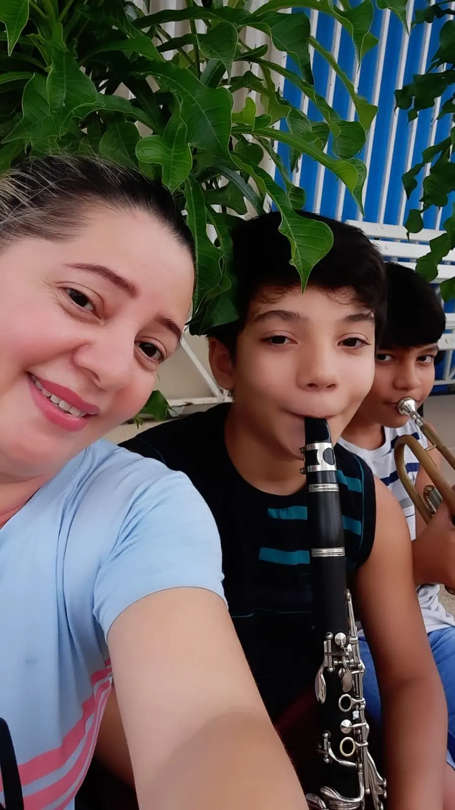 Esta é uma imagem da mãe com os filhos tocando instrumentos