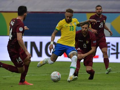 Seleção Brasileira em campo contra a Venezuela pela Copa América
