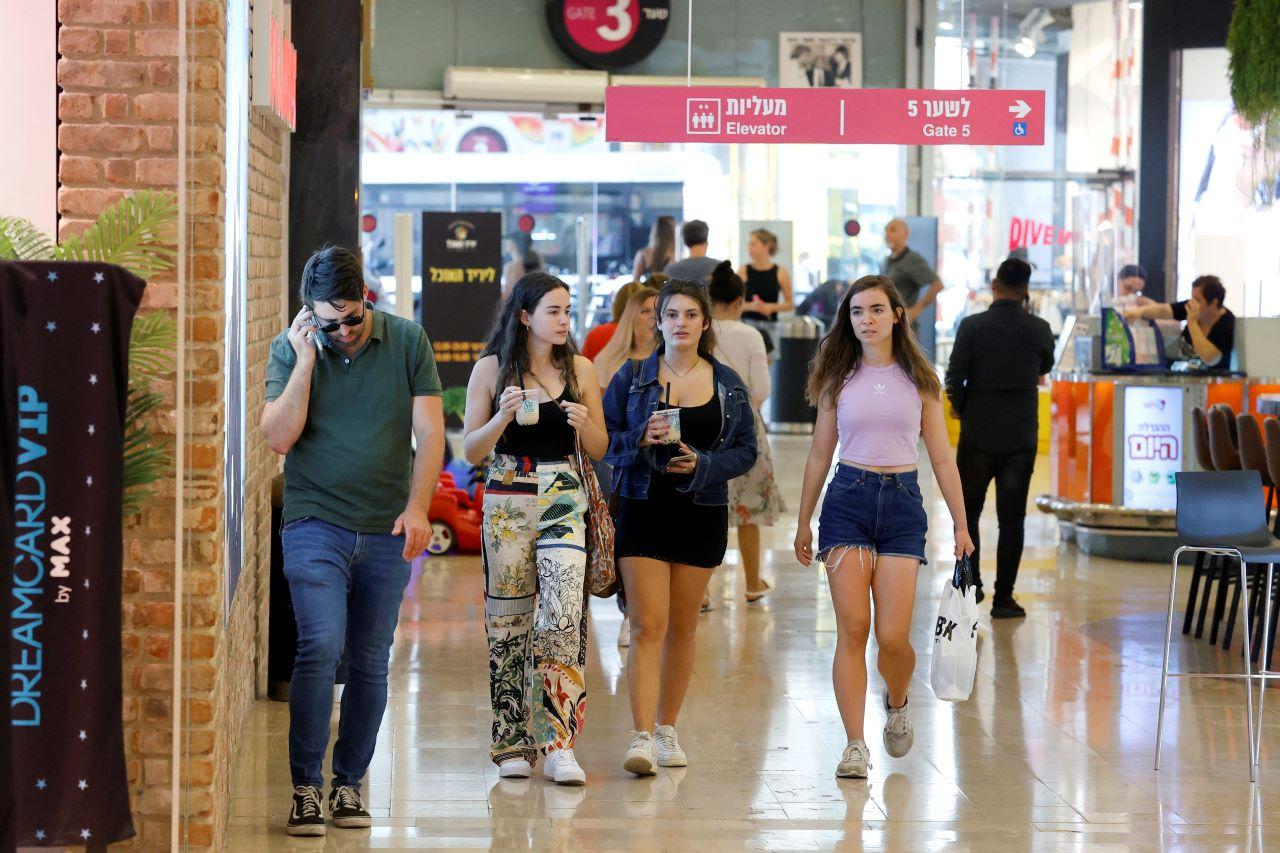 pessoas circulam sem máscara em shopping de israel