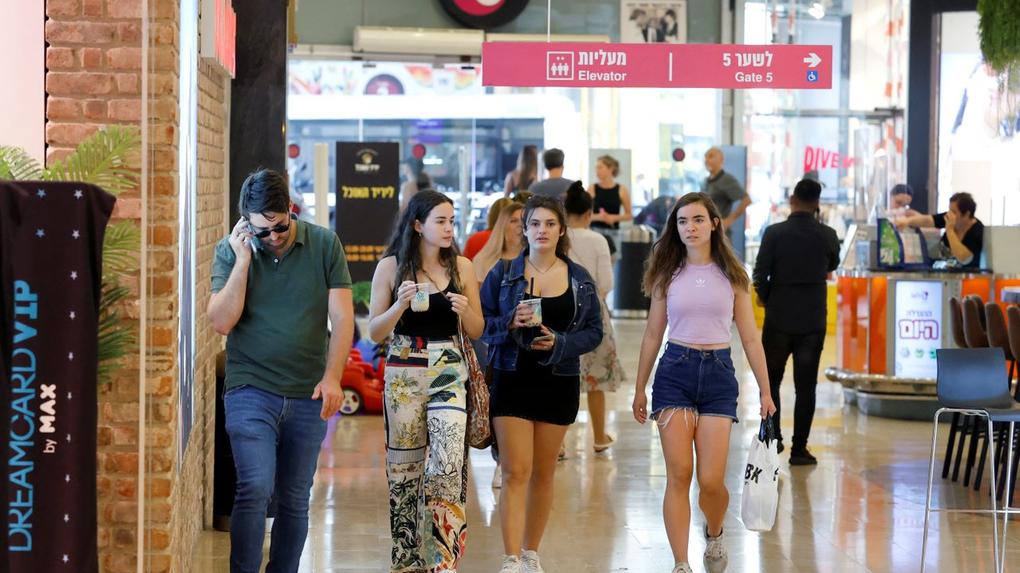 pessoas circulam sem máscara em shopping de israel