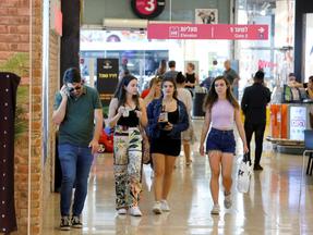 pessoas circulam sem máscara em shopping de israel