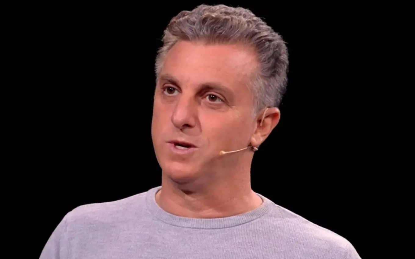 Luciano Huck apresentando o programa 'Caldeirão do Huck'