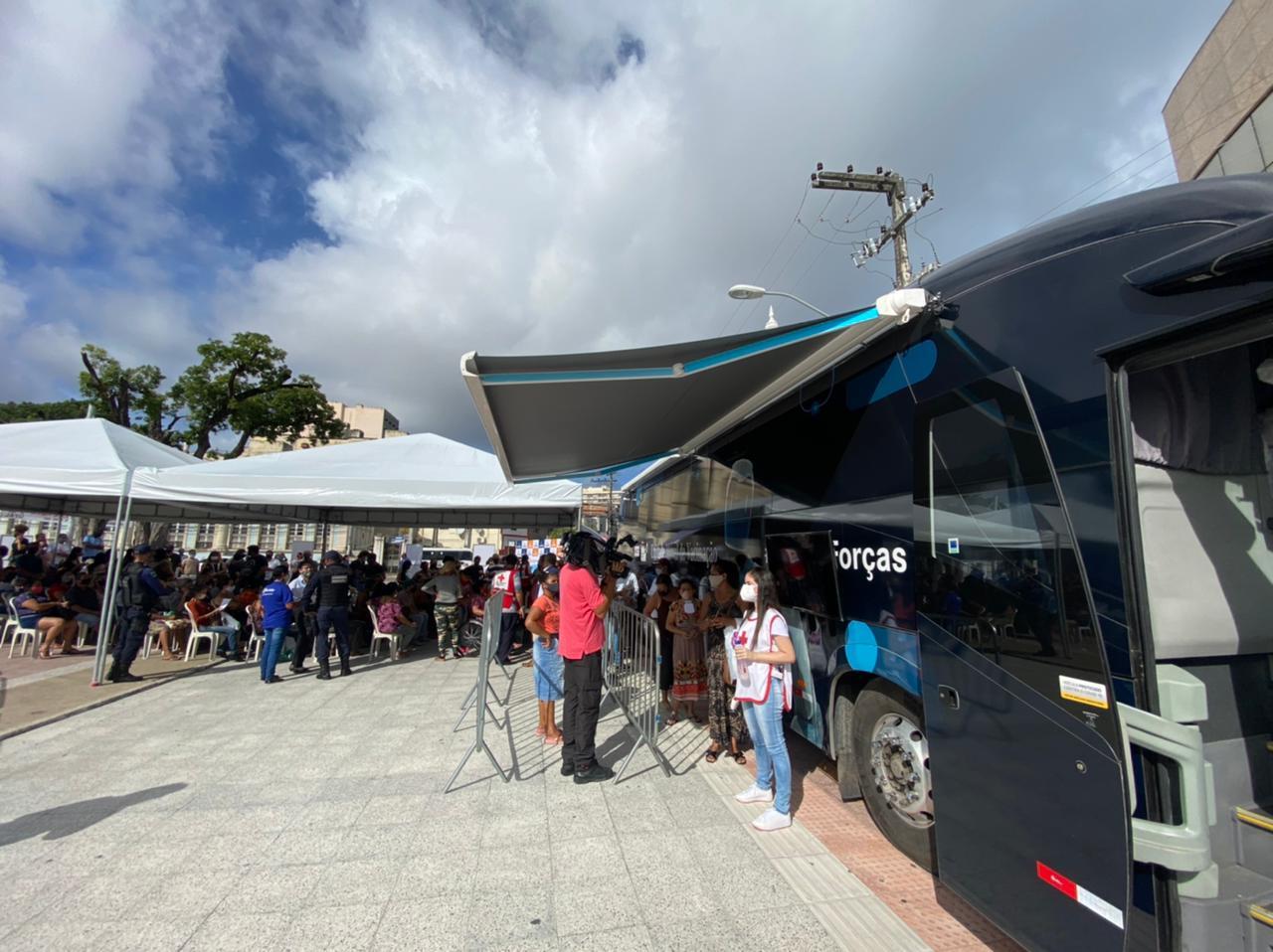 Ônibus da Cruz Vermelha para vacinar contra Covid-19