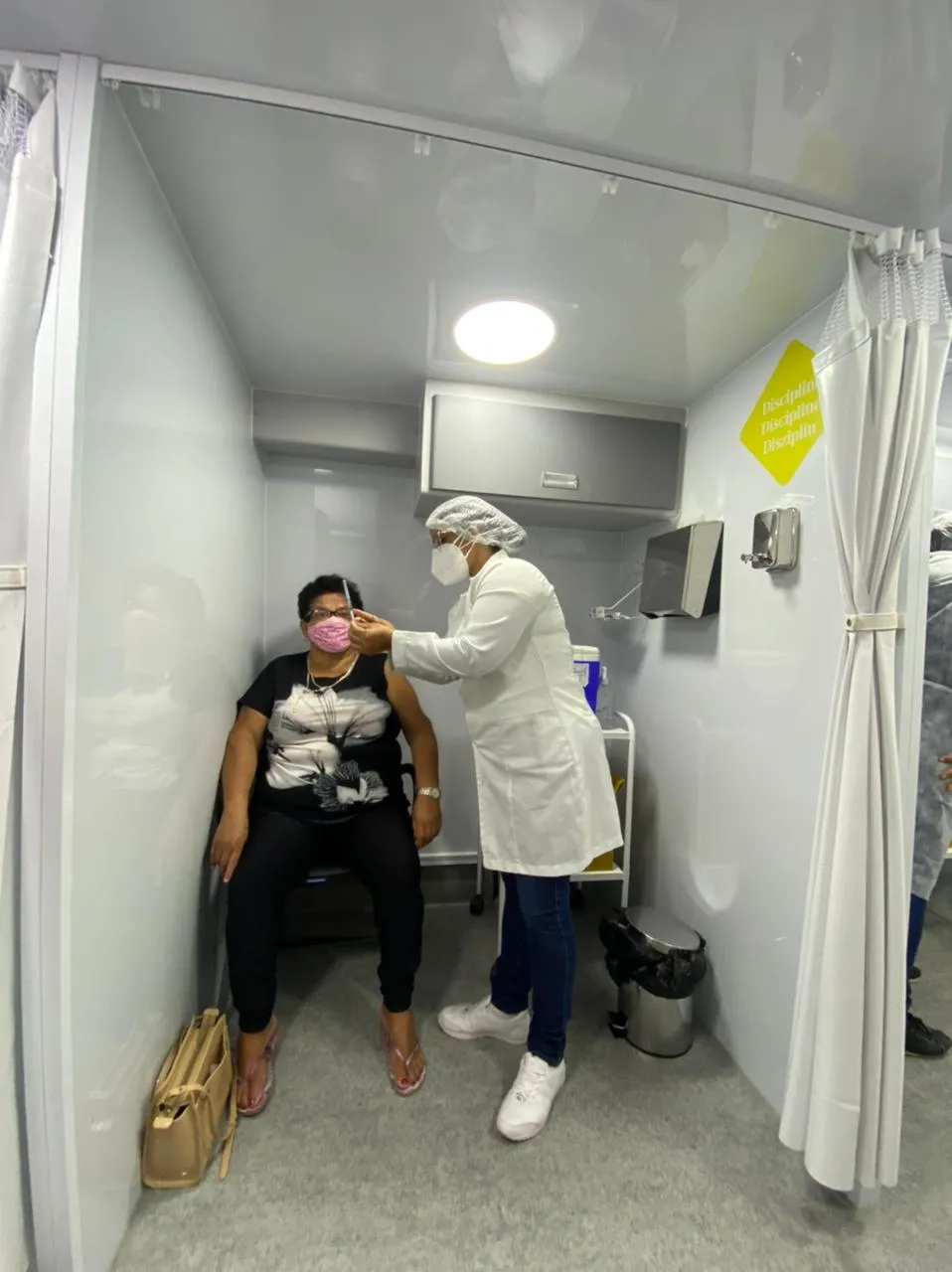 Os veículos dispõem de cinco salas de vacinação, pias, álcool em gel, cortinas hospitalares e são higienizados diariamente