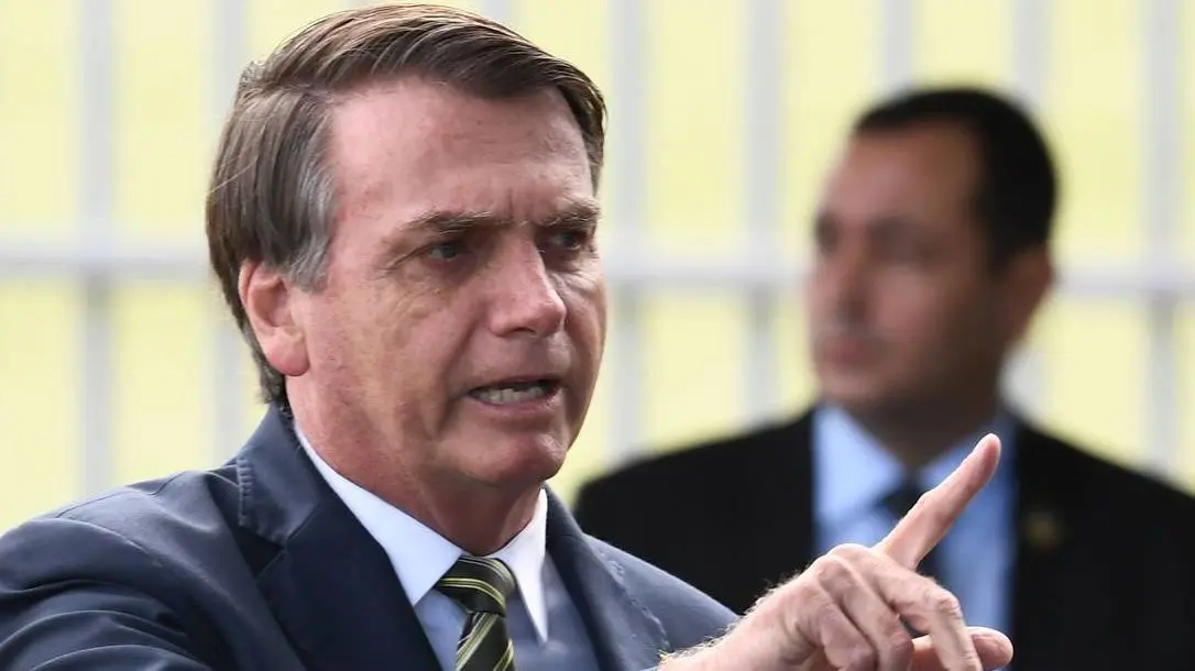 Jair Bolsonaro com dedo em riste