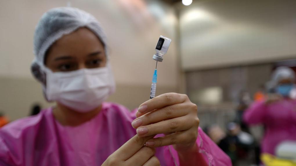 enfermeira coloca vacina em injeção