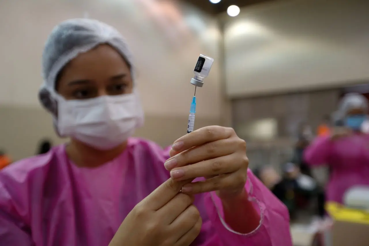 enfermeira coloca vacina em injeção