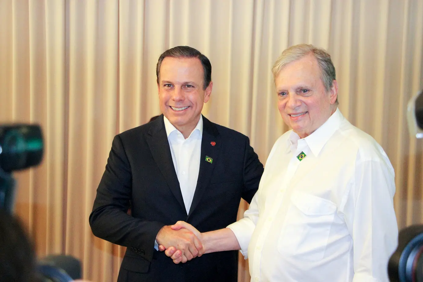 Dória e Tasso se cumprimentam