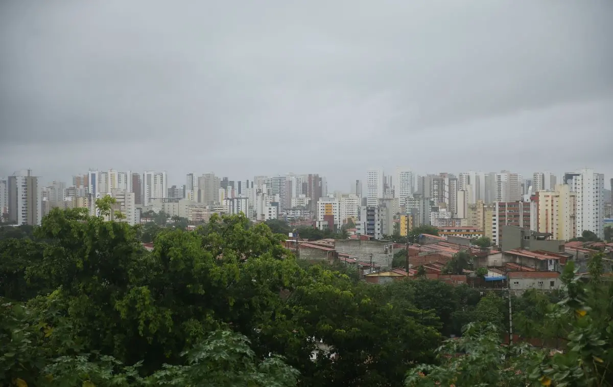 tempo nublado com chuva em fortaleza