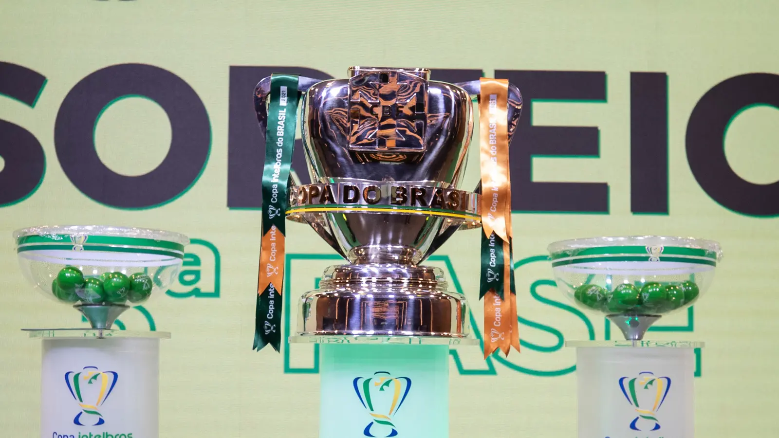Imagem da taça da Copa do Brasil durante cerimônia de sorteio