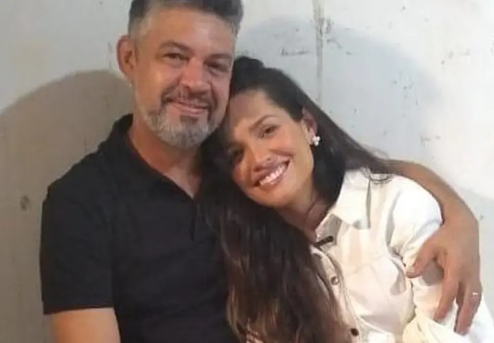 Juliette ao lado do irmão