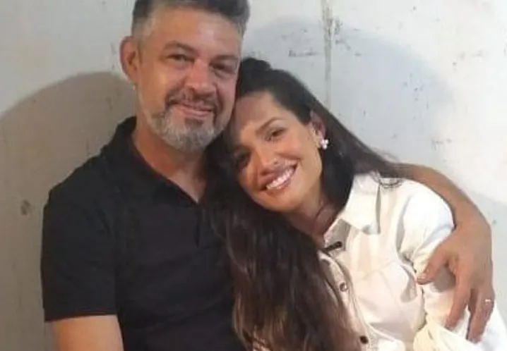 Juliette ao lado do irmão