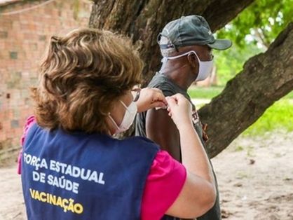 Mulher aplica vacina contra a Covid-19 em morador da cidade de Alcântara, no Maranhão
