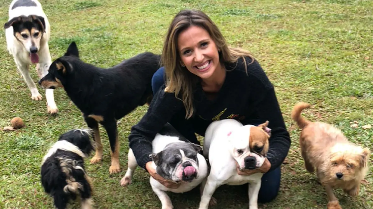 luísa mell posando com cachorros