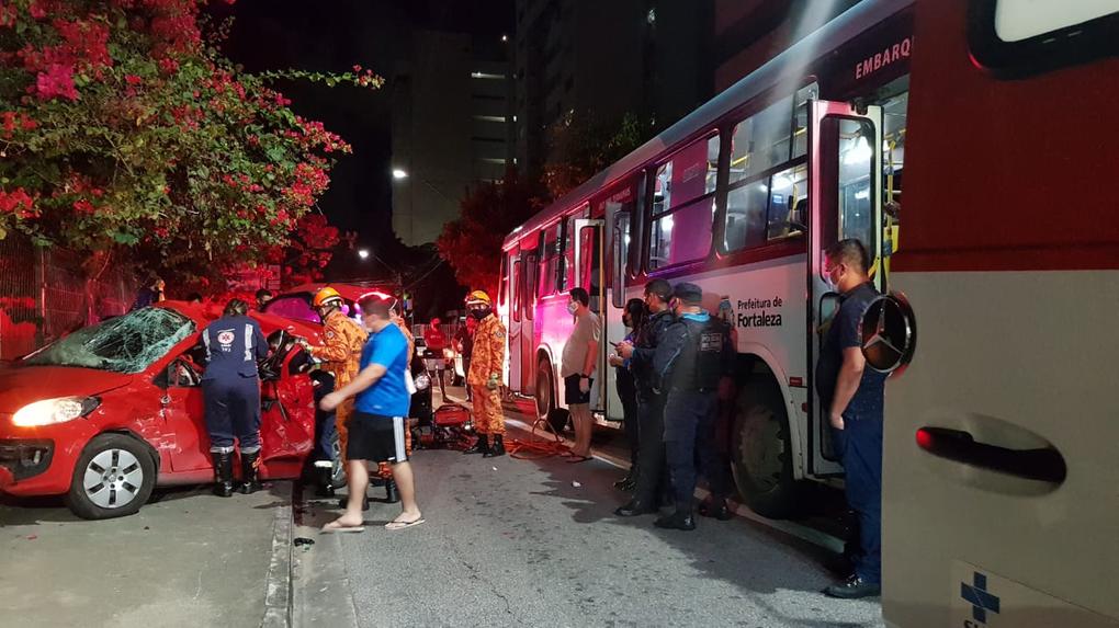 acidente carro e ônibus na rua padre valdevino fortaleza ceará