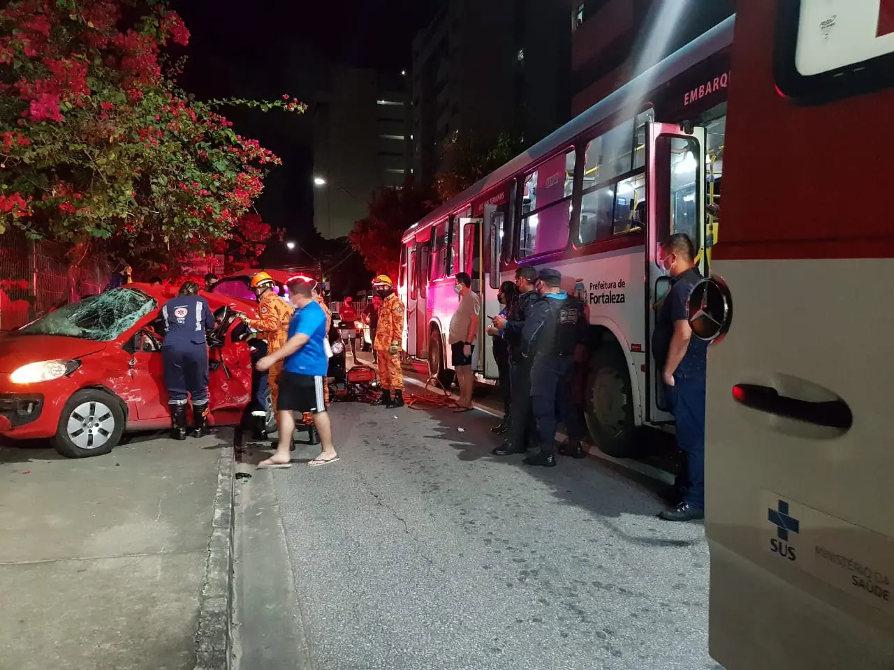 acidente carro e ônibus na rua padre valdevino fortaleza ceará