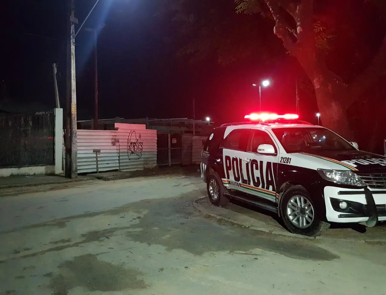 Imagem da notícia Homem tenta assaltar jovem e é baleado por motorista que passava no local, no José Walter