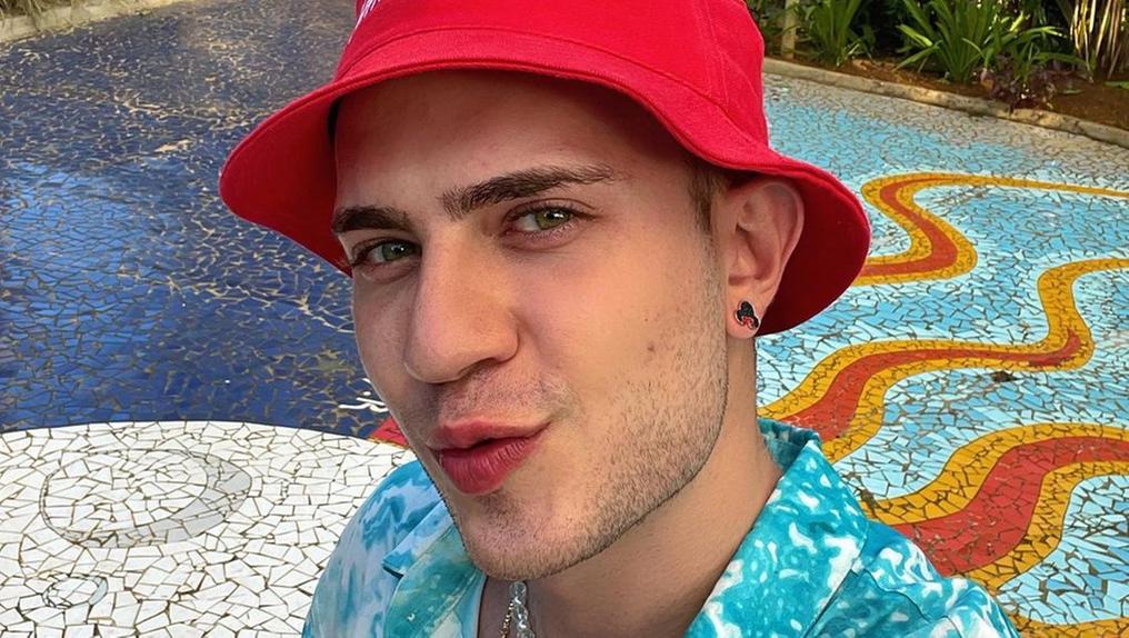 Influenciado Leo Picon em selfie com boné vermelho