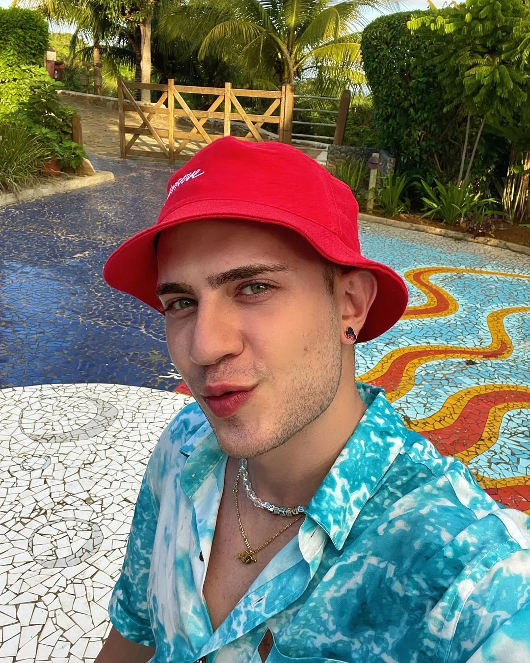 Influenciado Leo Picon em selfie com boné vermelho