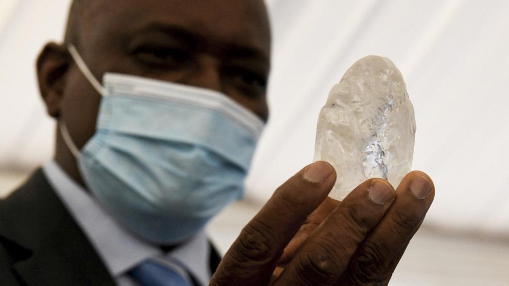 O presidente de Botswana, Mokgweetsi Masisi detém uma gema de diamante em Gaborone, Botswana, em 16 de junho de 2021