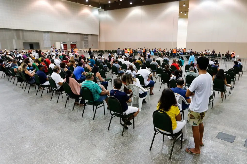 Fila para vacinação no Centro de Eventos do Ceará