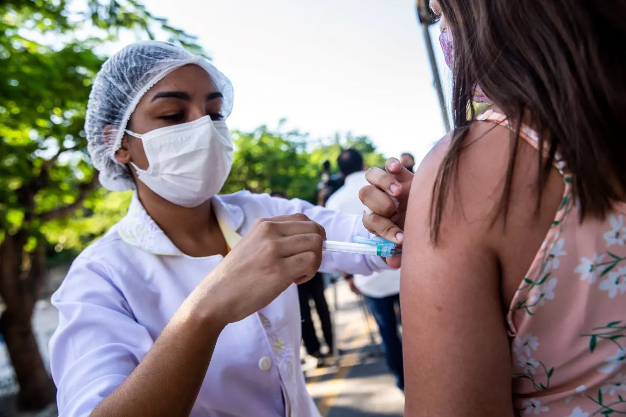 profissional de saúde aplica vacina em moradora de maranguape