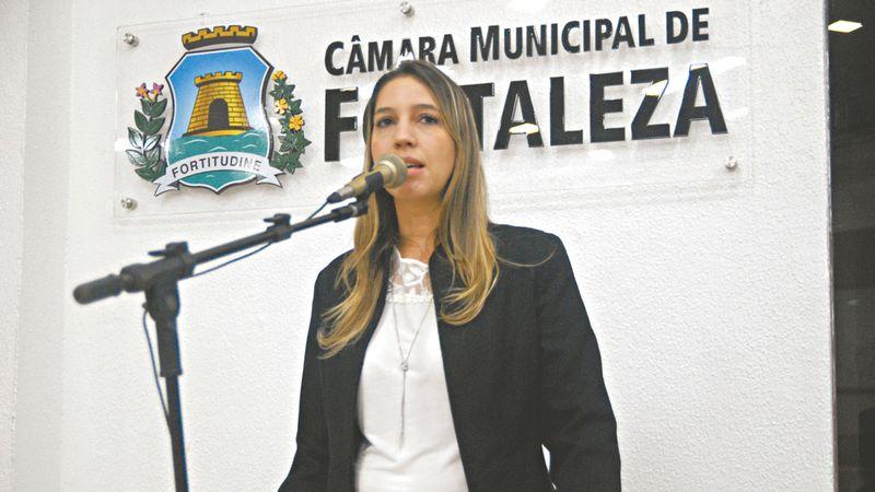 Vereadora Larissa Gaspar discursa na tribuna da Câmara Municipal de Fortaleza