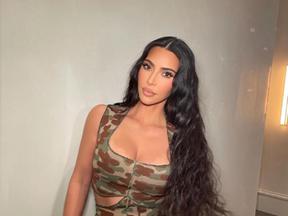 Kim Kardashian vestida com macacão militar em foto publicada nas redes sociais