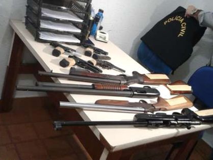 Polícia apreendeu sete armas de fogo na posse dos quatro acusados, em casas no Iguape, em Aquiraz