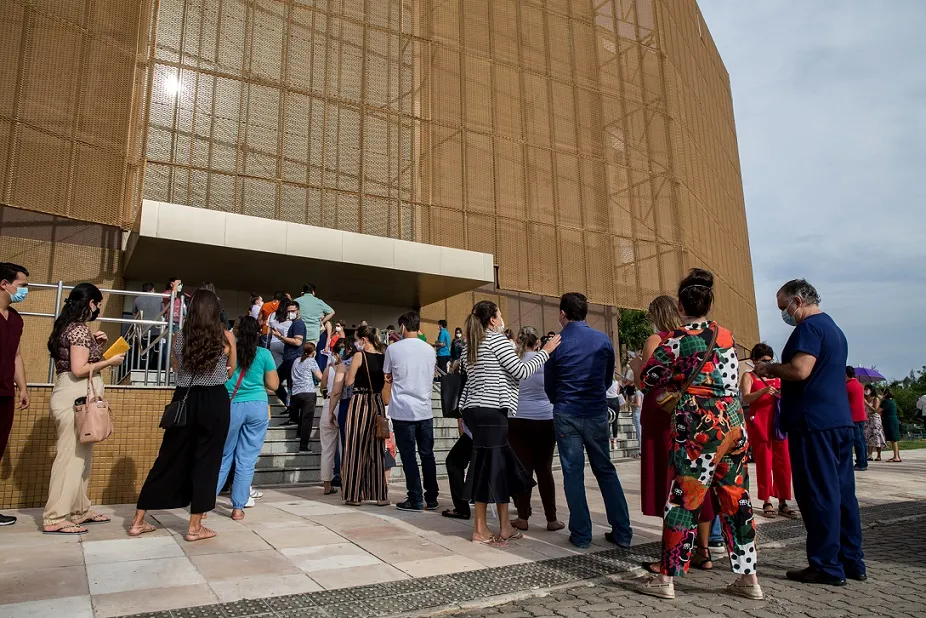 Para autoridades de saúde, vacinação por faixa de idade deve reduzir as denúncias de burla do processo.