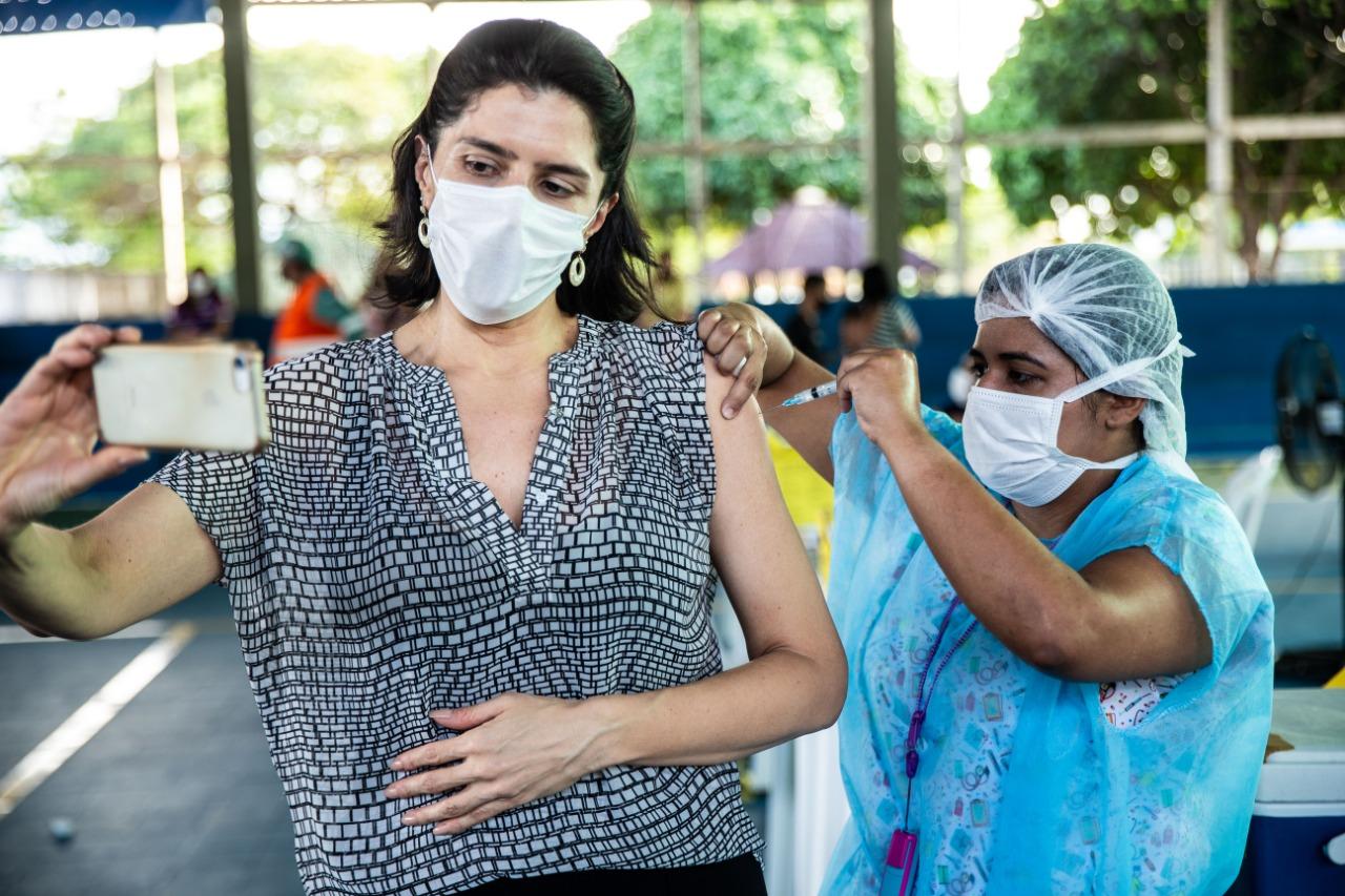 A recomendação do Governo do Ceará aos municípios é descentralizar postos de vacinação para acelerar o processo e facilitar o acesso da população.
