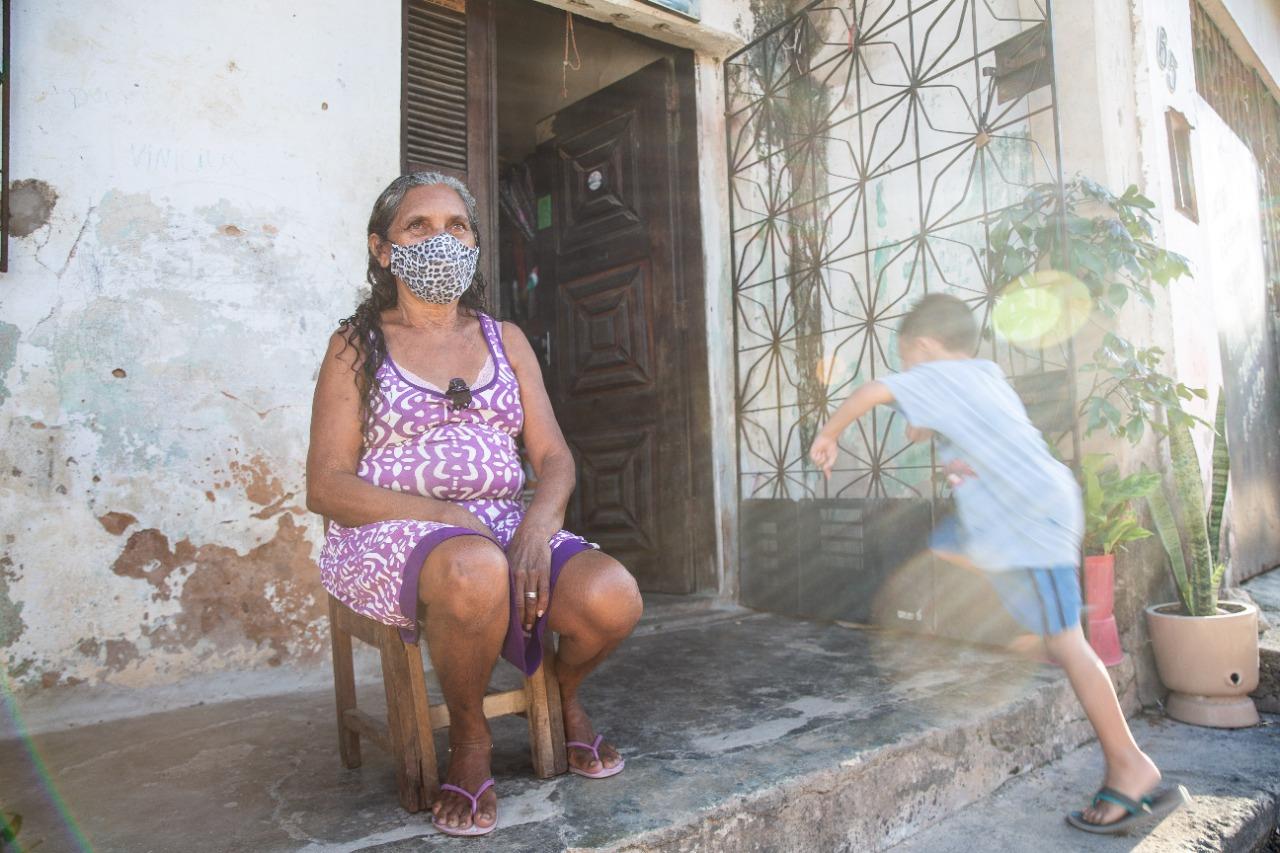 Luciene Barros mora em um bairro periférico de Fortaleza com os filhos e dois netos (de 4 e 6 anos de idade)