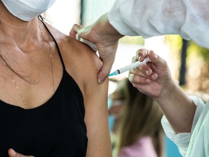 Para avançar entre faixas etárias, municípios precisam concluir a vacinação de pelo menos 90% da população de cada faixa.