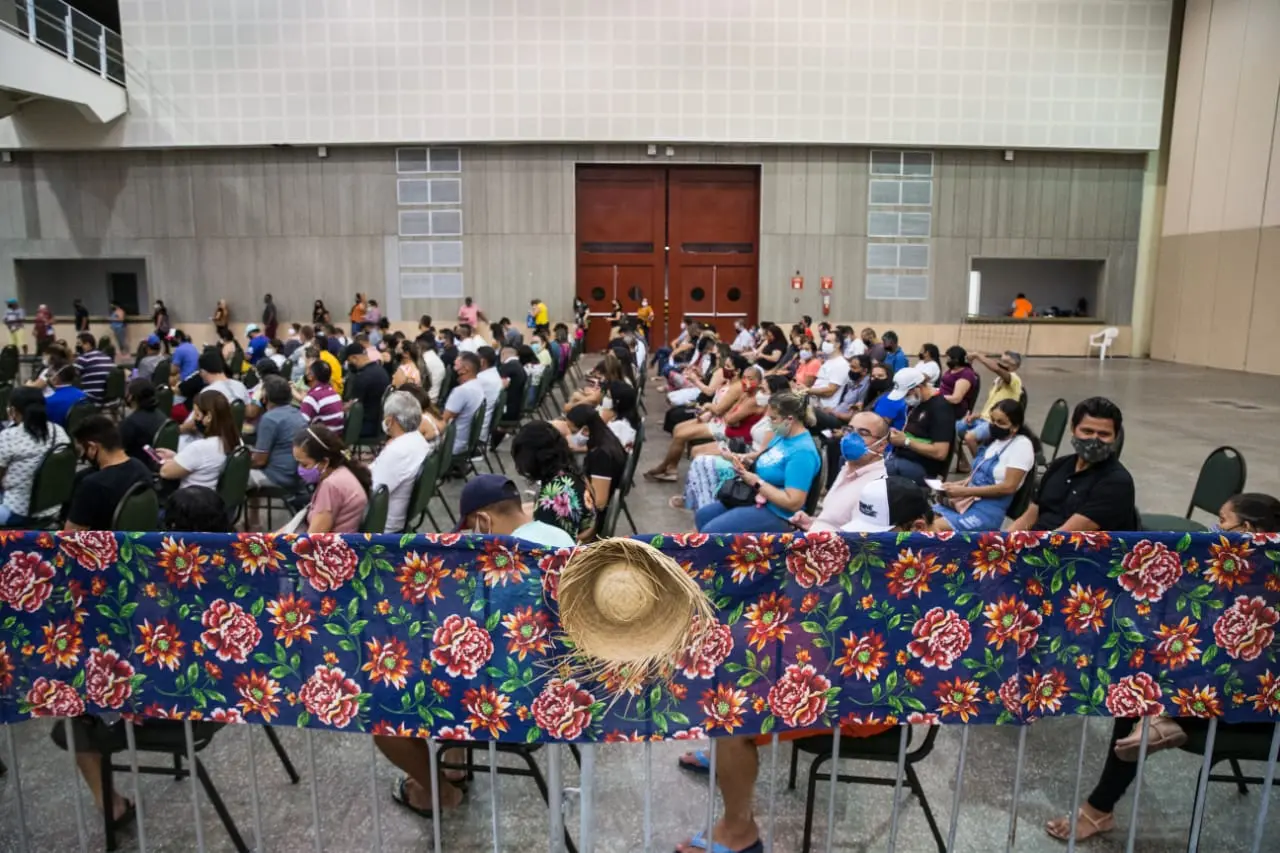 Pessoas aguardando aplicação de vacina contra a covid-19 no Arraiá da Vacinação em Fortaleza