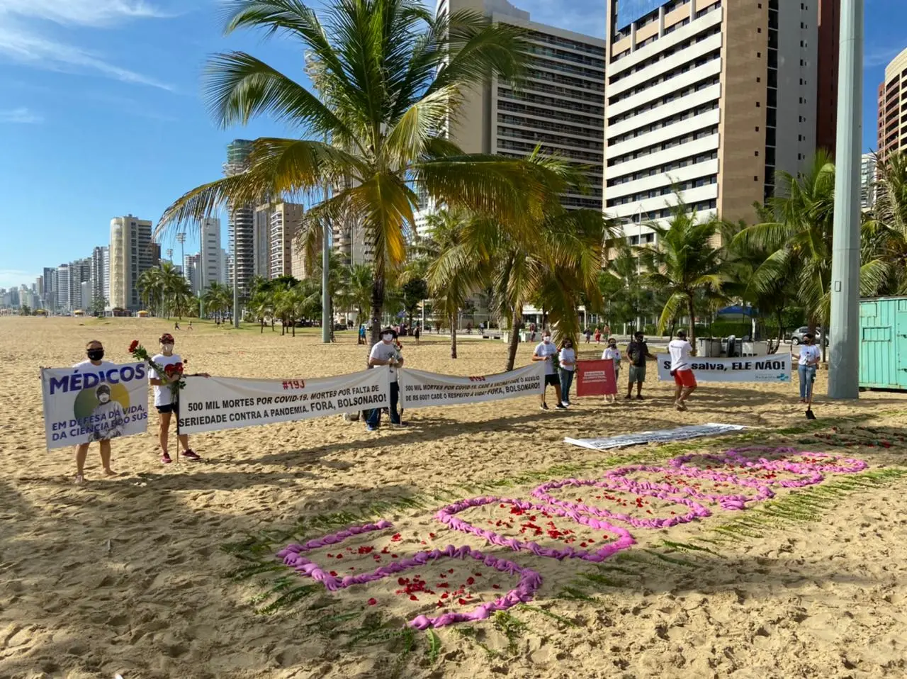 Organizações se manifestam contra 500 mil mortes pela Covid-19, em Fortaleza