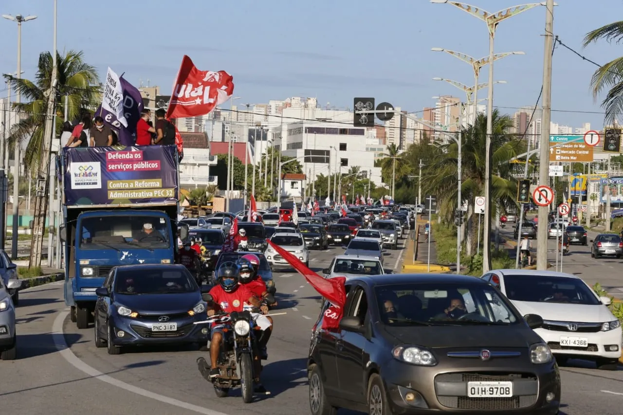 Carreata percorre a orla de Fortaleza.