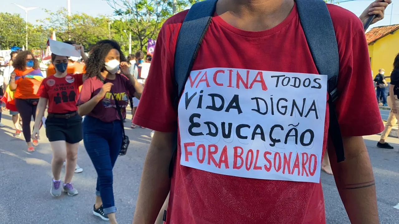 Além da saúde, educação também entrou na pauta do protesto.