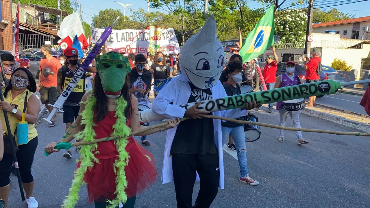 Ato também teve sátira do Zé Gotinha, símbolo do programa nacional de imunização.