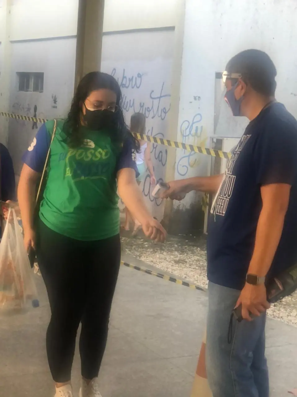 Candidata tem a temperatura medida no pulso antes de entrar para realizar a prova