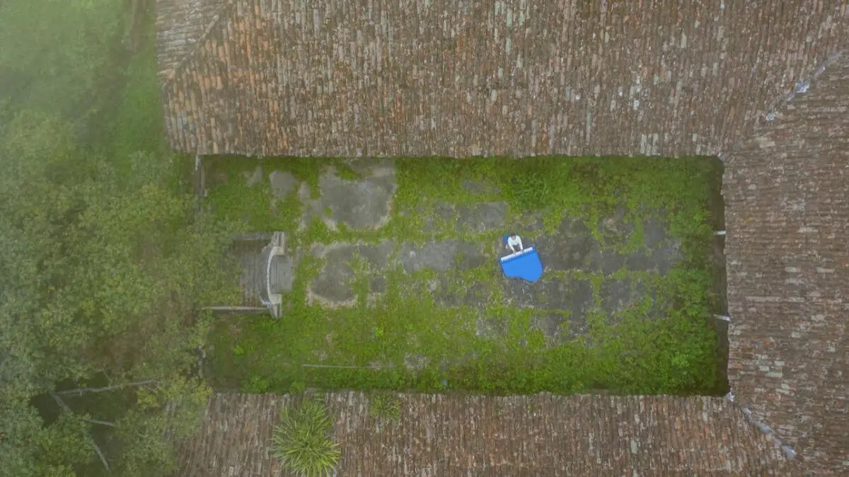 Pianista aparece no centro das ruínas em foto área