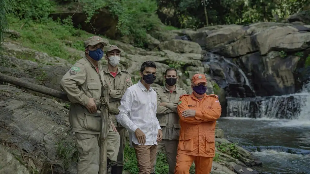 Pianista aparece ao lado do de bombeiros