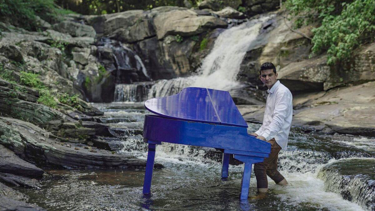 Pianista no meio da cachoeira