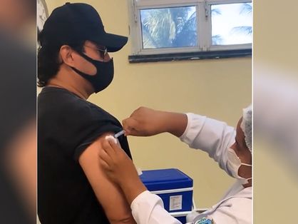 Cantor publicou vídeo em rede social sendo imunizado contra a Covid-19